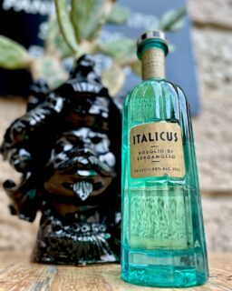 L’Italicus nasce da un’accurata selezione di bergamotti, cedro siciliano, genziana, camomilla e lavanda.
Impossibile non farsi conquistare al primo sorso.
Vieni a provarlo 📍Acca Punto Bistrot | Piazza Archimede 4/5 Siracusa
#cocktails #drinks #drink #bar #cocktail #siracusa #italy #bartender #mixology #photooftheday #italicus #love #piazzaarchimede #aperitivo #cocktailbar #drinking #liquor #picoftheday