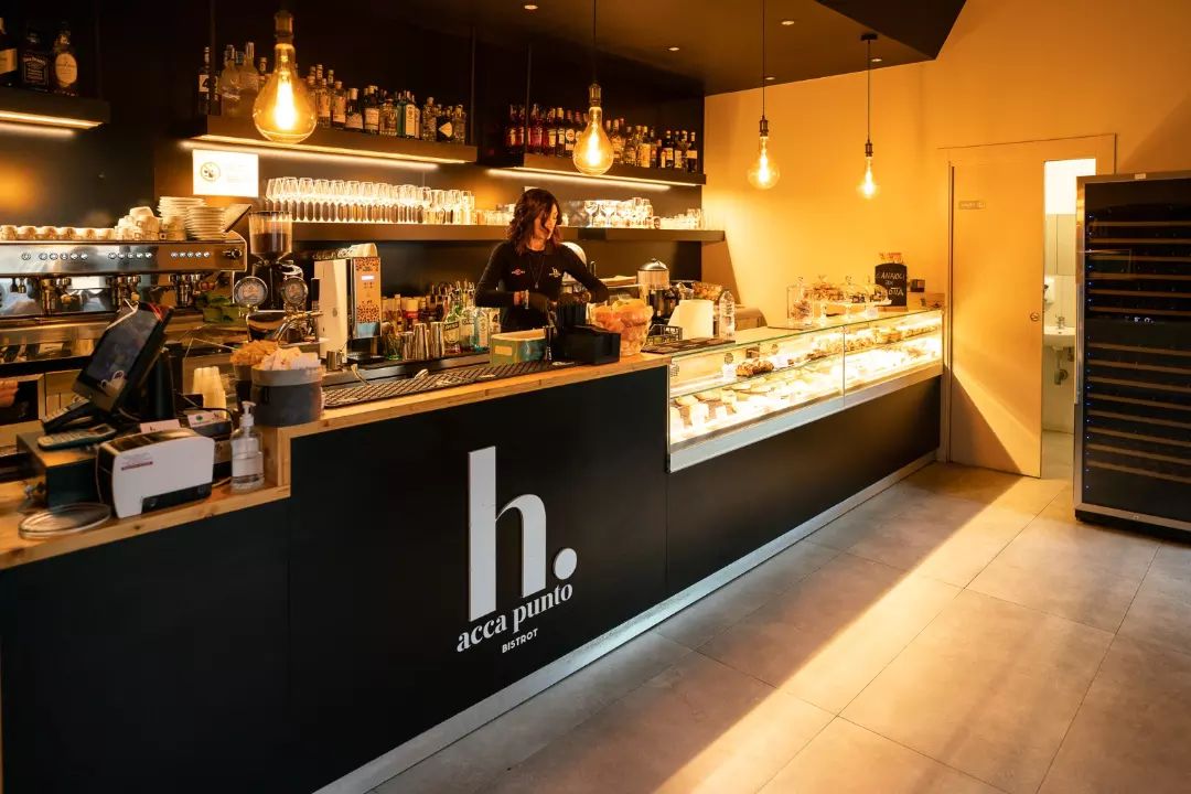 Dal wine bar di Acca Punto Bistrot gli aperitivi, la selezione di vini, distillati, prosecco e champagne. Accapunto è affacciato nell'incantevole #PiazzaArchimede, un luogo dove star bene dalla colazione al post dinner. Info e #prenotazioni: +39 0931 21542
#ortigia #bistrot #isoladiortigia #ortigiaisland #winebarortigia #aperitivoortigia #accapuntoortigia #barortigia #siracusa #winebarsiracusa