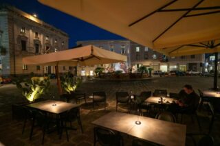 Affacciati su Piazza Archimede, nel cuore di #Ortigia. Acca Punto Bistrot v'attende anche per l'aperitivo
#siracusa #Ortigia #isoladiortigia #aperitivoortigia #ortigiaisland #bistrot