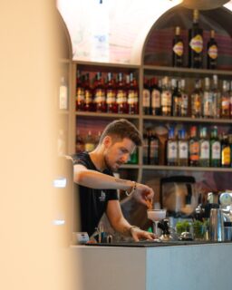 Il banco è il nostro backstage.
Qui succede tutto prima che il drink arrivi da te: gli ingredienti giusti, il bicchiere che cambia tutto, il ritmo di chi sa come costruire un buon drink.
Poi il cocktail arriva al tavolo e sembra semplice.
Ma è proprio lì il punto.
Le cose fatte bene non devono spiegarsi troppo.
Si bevono, si sentono, restano.
📍Piazza Archimede 4/5, Siracusa