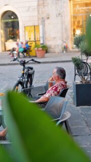 Il nostro mood non ha fretta.
Ha il sapore delle cose buone, la luce di Ortigia e quel modo tutto siciliano di restare a tavola un po’ più del previsto.
📍Piazza Archimede 4/5, Siracusa