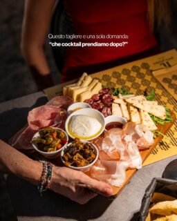 Il bello di certe giornate è come decidiamo di chiuderle.
Sapori artigianali, prodotti scelti bene e il cocktail giusto da abbinare. 
Passi da noi? 
📍Piazza Archimede 4/5, Siracusa