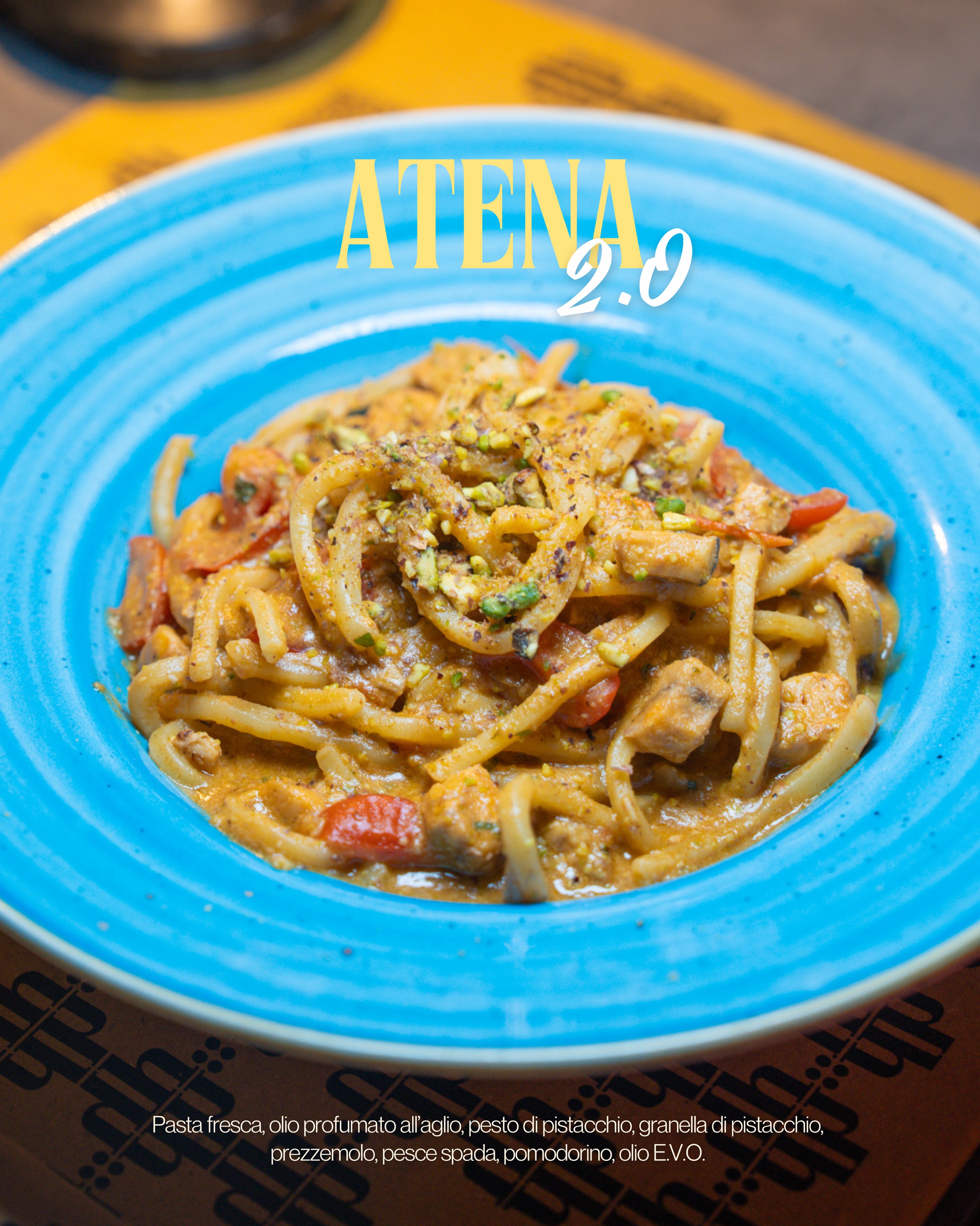 Atena 2.0 è per chi apre il menù dicendo “oggi prendo qualcosa di semplice”
e poi sceglie pasta fresca, aglio profumato, pistacchio, pomodorino e pesce spada.
Insomma: semplice sì.
Ma con personalità.
📍Piazza Archimede 4/5, Siracusa