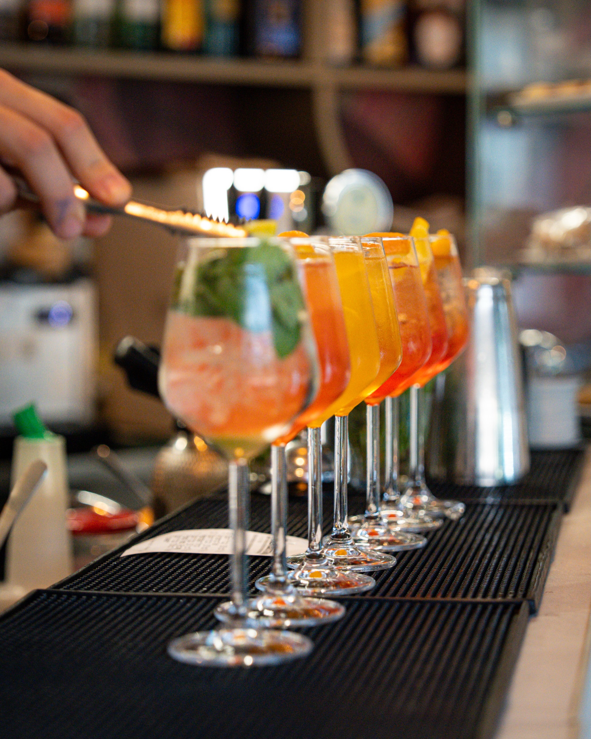 Venerdì è arrivato.
E direi che si vede.
Spritz pronti, serata pronta, mood pure. 
📍Piazza Archimede 4/5, Siracusa